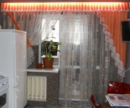 When choosing curtains in the kitchen with a balcony door, you need to consider its style and area