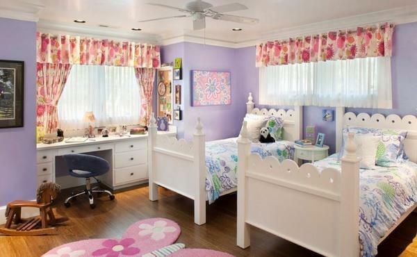 Za dvije djevojke mogu napraviti spavaću sobu, koja je uređena u istim bojama
