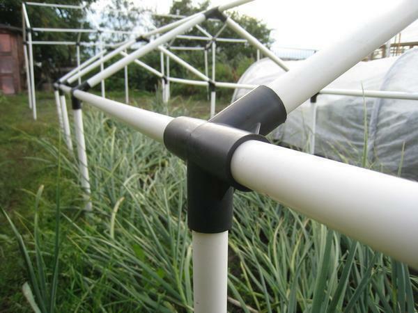 Before starting the construction of the greenhouse it is necessary to buy a sufficient number of metal pipes of the desired diameter and check their quality