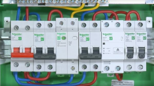 Breakers embedded in a junction box with automatic shut-off devices: a mounting option is optimal in most cases