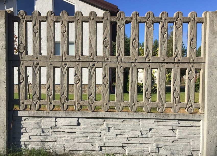 Interessant decoratief ontwerp van het hek
