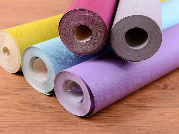 Vinyltapete - das am besten geeignete Material für Einfügen der Decke