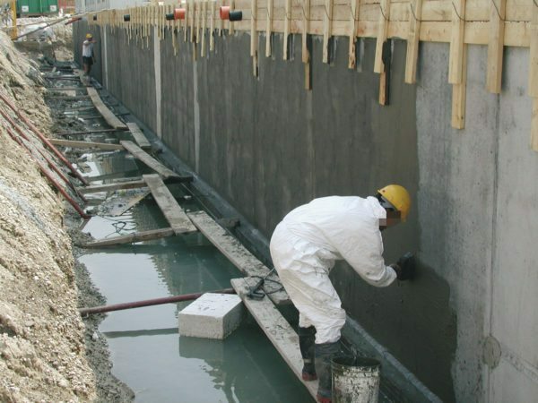 In most cases part of the foundation plinth selected Obmazochnaya moisture insulation.