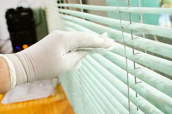 The complexity of washing the blinds depends on the degree of contamination and the width of the whole product
