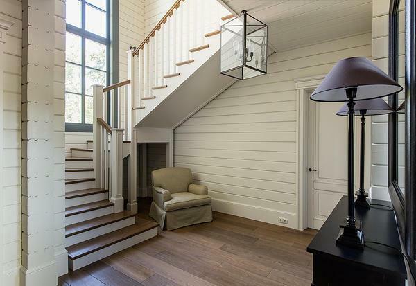 It is advisable to make a staircase that blends harmoniously with the interior