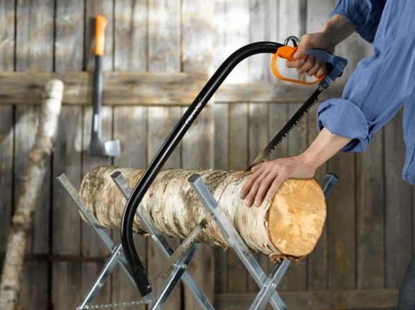 Hand saws wood can cope even with small logs