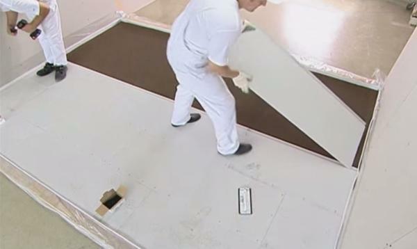 The edges of gipsokartonnyh sheets during laying must be greased with glue, so that they are better attached to each other