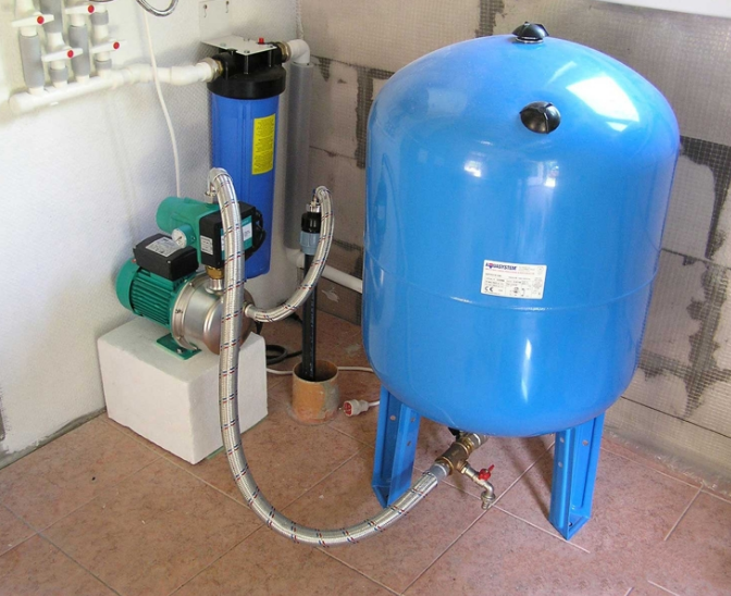Accumulator par ūdeni: hidraulisko tvertņu un aparatūra aukstuma, spiediena 100 litriem