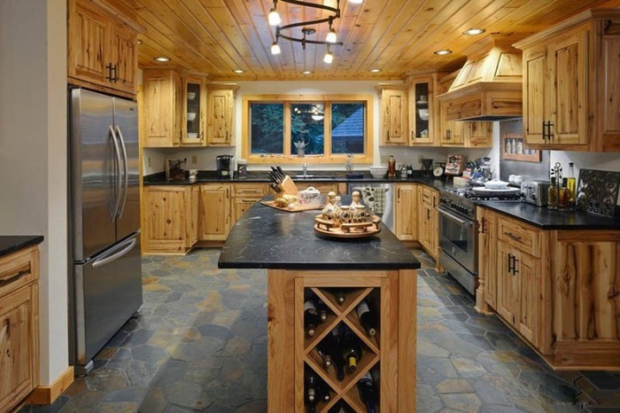 chão de pedra e móveis de cozinha em madeira natural luz