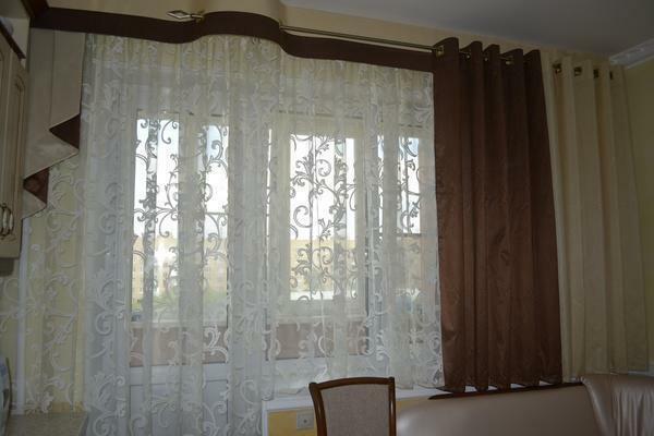Pri izbiri zaves brez lambrequin je treba upoštevati velikost okna in sam prostor