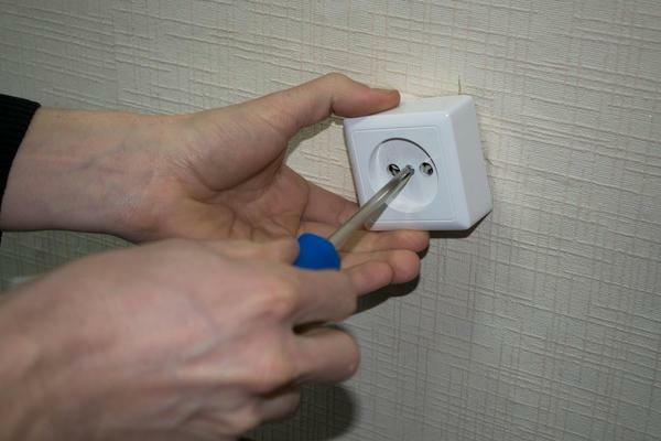 You can start removing wallpapers only after removing electrical switches and sockets, to avoid injury during work