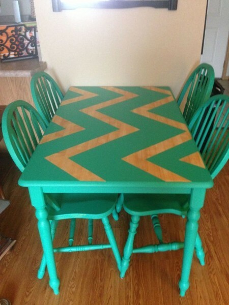 Drveni stol na ovoj fotografiji je ukrašena zigzags