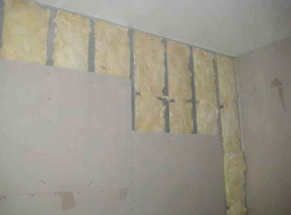 Si les plafonds sont élevés, puis fixer les cloisons sèches sur le mur est plus commode en petits morceaux
