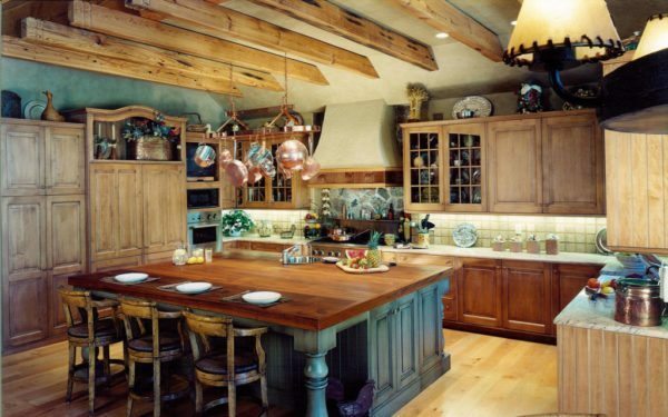 Solid wood furniture and ceiling beams indicate the direction of the European country style.