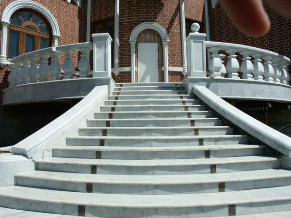 Kamenné schody sa vyznačujú dlhou životnosťou a vynikajúce estetické vlastnosti