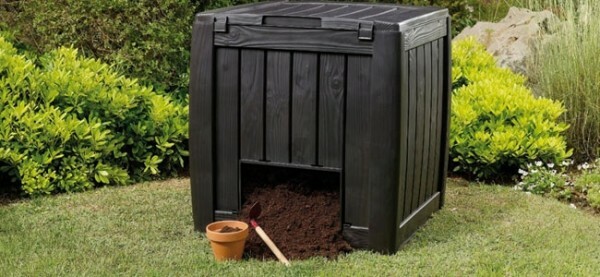 Luc può facilmente raccogliere il compost, senza entrare nel contenitore