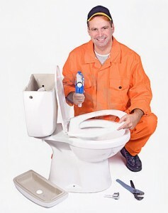 Repair toilet met zijn handen