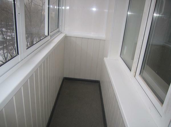 Si un pequeño balcón, el agrandar visualmente, puede utilizar paneles de plástico ligeras