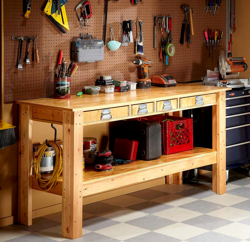 Za izradu drvenog radnog stola potreban vam je par potpornih stupova i greda kako biste ih držali zajedno