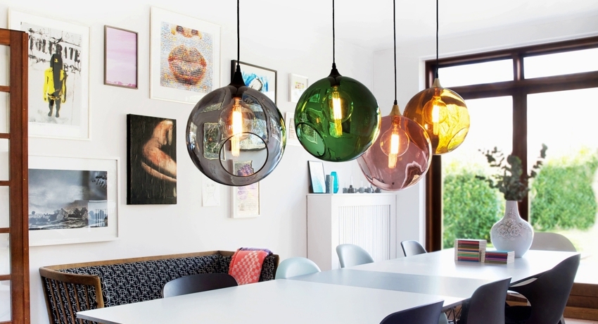 Lampu gantung untuk dapur di atas meja: zonasi visual yang indah