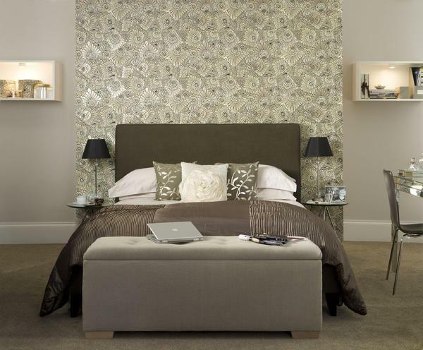 Sodobni trendi vključujejo tapet ni na vseh stenah, vendar le na področju ureditve posteljo, ki ustvarja rahel kontrast