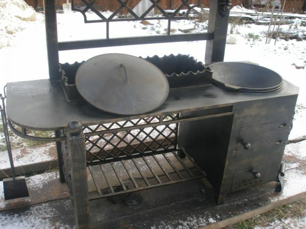 Multifunctional grill with oven allows you to cook any meals.