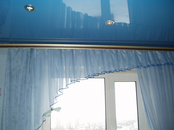Wählen, Vorhänge für abgehängte Decke ist in der Farbe der Stoffspannung notwendig