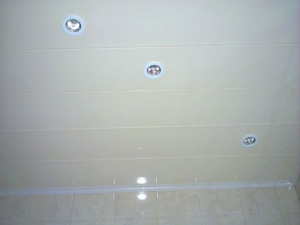 Decorated with plastic panels ceiling - a budget solution, is popular