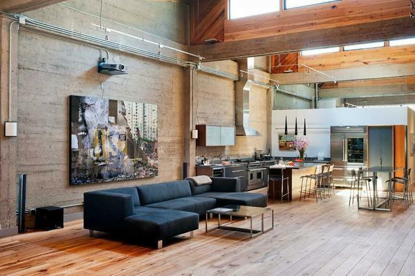 Loft stila ļauj jums veikt dzīvojamā istaba plašāks, un tās interjers ir dekorēts ar spilgtām krāsām un radošās interjeru
