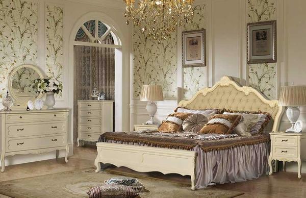 odanın genel tasarımını tamamlar, böylece klasik yatak odası mobilyaları seçilmelidir