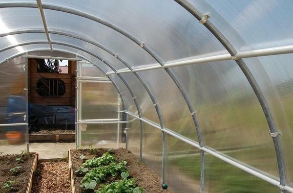 Build greenhouses can be both old and new pipes