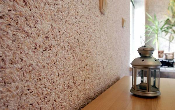 Vikt och späddes vätskan appliceras på väggen, vilket skapar effekten av en ojämn yta