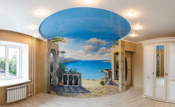 Marine motiver i maleriet af vægge og loft til at hjælpe visuelt udvide et lille værelse