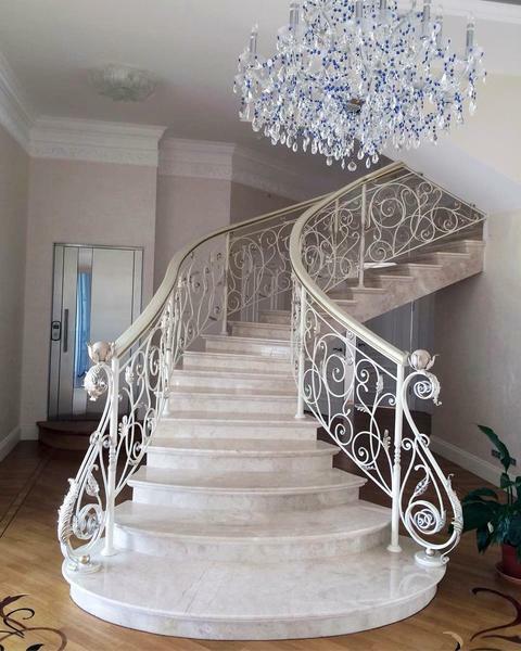 An experienced designer will help you choose the style and style of the staircase, based on the general direction of the interior of your house