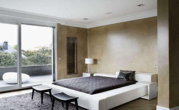 Į minimalizmo stiliaus miegamasis yra pusiau tuščia kambarys ir dalykų minimalus