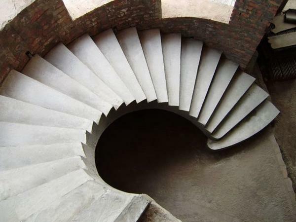 It is easy and quick to equip the staircase with your own hands can be made of concrete