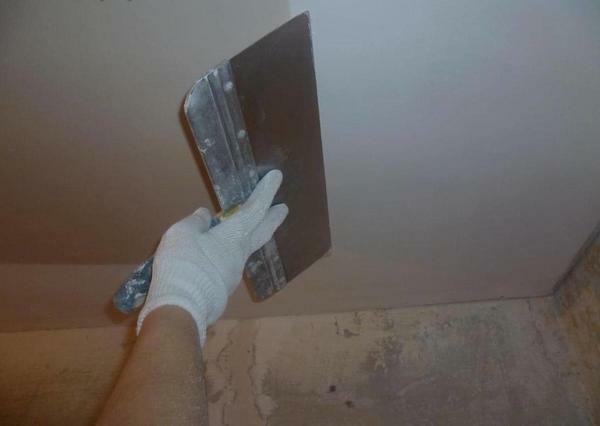 Antes de instalar o teto de plástico no banheiro deve ser cuidadosamente preparada cobertura de teto: consertar rachaduras, preparada, aplique massa de vidraceiro