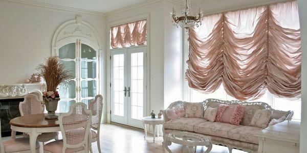 Masivni okna, luksuzno opremljene prostorne sobe, drago pohištvo - ti dejavniki so prispevali k oblikovanju nove vrste zaves, poimenovana po francoskem
