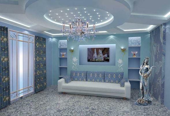 Die blaue Farbe im Wohnzimmer macht den Raum gemütlich, komfortabel und stilvoll