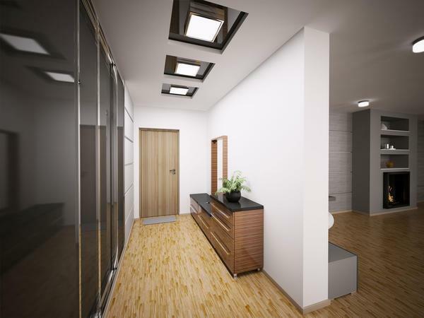Con il giusto approccio alla progettazione del corridoio interno, stretta e lunga abbastanza facile da fare visivamente più spaziosa