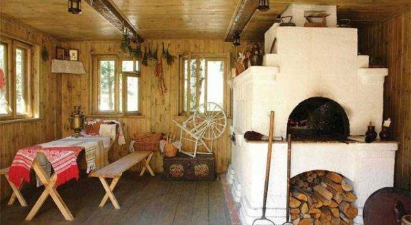 Apenas versão russa do projeto com o real forno russo em uma casa de madeira.