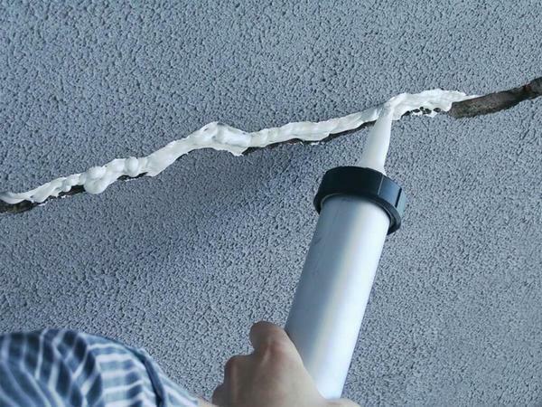 Sealing ceilings on the ceiling with a mounting foam is the simplest and fastest