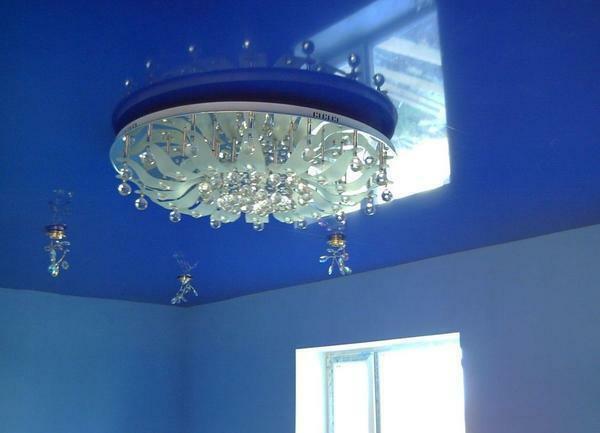 Make the right choice of chandelier so that it approaches the ceiling surface and has a good range of lighting