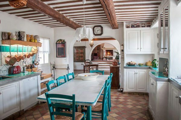 Kjøkken utvortes bruk fliser terrakotta farge med grov tekstur