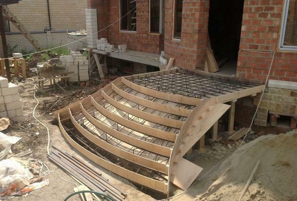 To build a street staircase of reinforced concrete, the first step is to build a wooden frame