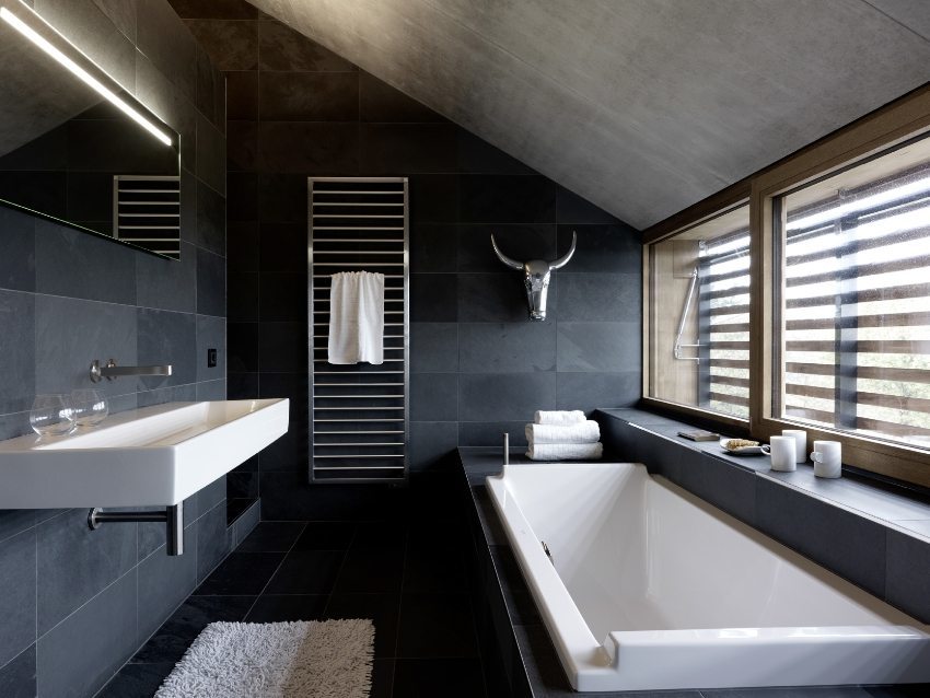 Cuarto de baño en la altura del techo buhardilla es limitado, por lo que es imposible colocar la ducha