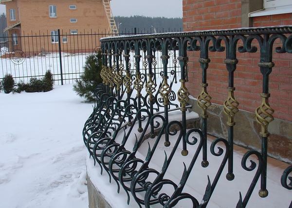 To make the artistic decoration of the forged fence, you need to have a serious experience, so this task is best entrusted to professionals