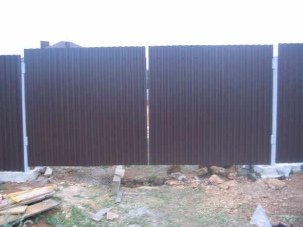 The gate of corrugated look very carefully
