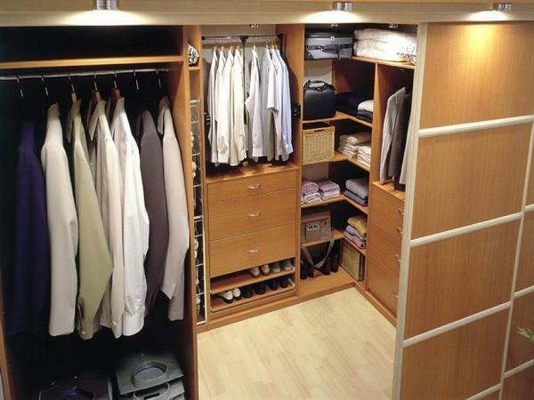 Kleine en middelgrote walk-in closet is handiger om gebruik te maken, want alle dingen zijn direct bij de hand