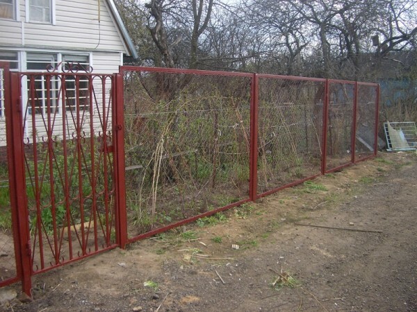 frames staining gives the fence more attractive